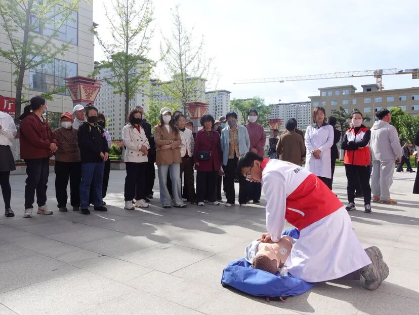 活动还设置了多元便民服务专区，公益理发师免费为居民修剪头发，细致贴心的服务让大家倍感舒心。医护人员现场为群众免费测量血压，耐心解答健康咨询，提供基础健康指导，赢得群众一致好评。&ldquo;我们从单向宣传转向互动体验，把急救教学和便民服务等深度融入群众日常生活，同时，各基层组织也同步开展博爱敲门、微光到家等志愿服务活动，让红十字服务更接地气，更暖民心。&rdquo;西峰区红十字会工作人员黄浩说。