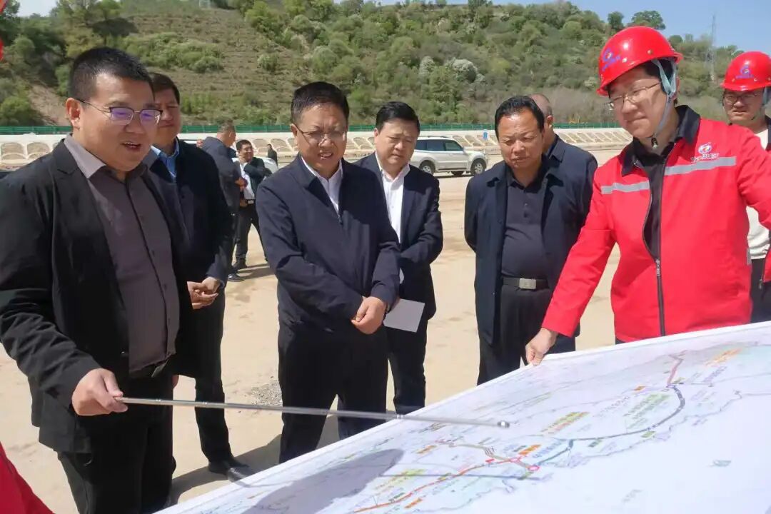 王之臣在华池县调研重大项目建设和基层人大工作