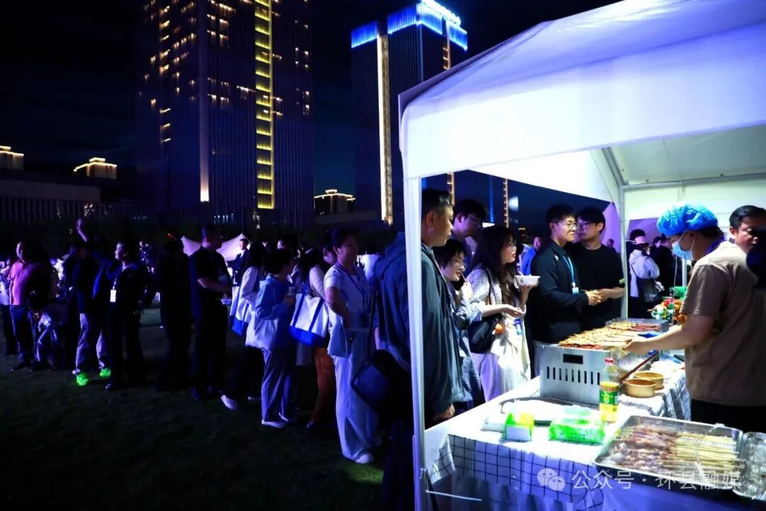 5月9日,2026世界品牌莫干山大会草坪音乐节现场,一个来自甘肃环县的羊肉串展位成为全场“人气王”。这缕来自黄土高原的烟火气,在江南水乡的草坪上意外“出圈”,引得八方游客排队尝鲜。