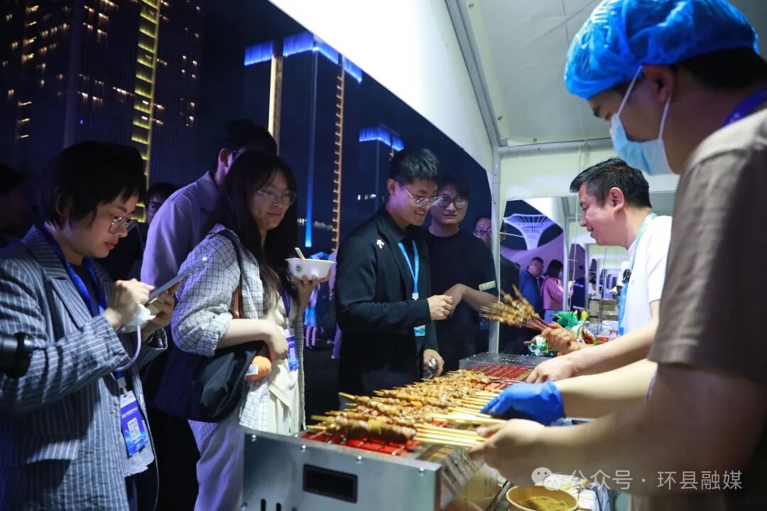 “太香了!外焦里嫩,一点膻味都没有。”来自上海的游客张先生排了20多分钟终于拿到肉串,咬下一口后连连称赞,“听着音乐吃烤肉,这趟来得太值了!”