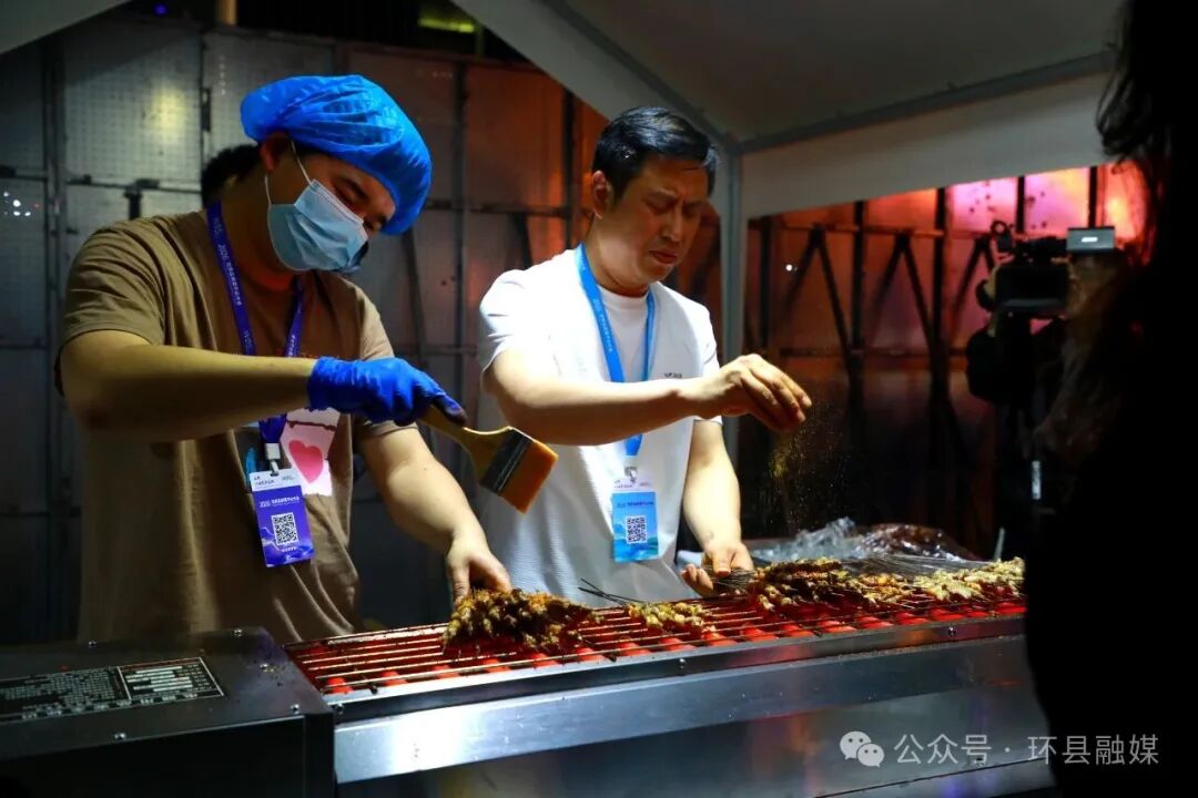 烧烤师傅们忙得不可开交,一把把肉串在炭火上翻转,撒料、翻面,动作一气呵成。现场设置的免费品尝环节,吸引了大批游客驻足,纷纷竖着大拇指说:“这是我吃过最好吃的羊肉,又香又嫩,味道鲜美。”
