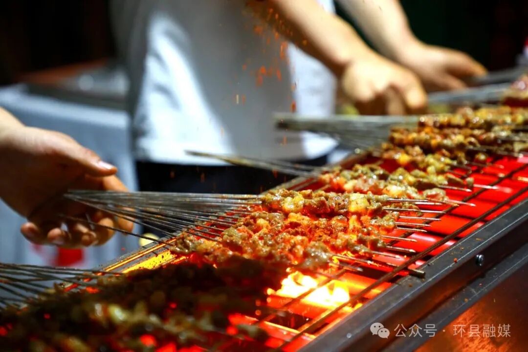 这缕香气的背后,是环县得天独厚的自然禀赋。环县地处陕甘宁三省区交界,拥有760万亩天然草场,生长着地椒、甘草、麻黄、柴胡等百余种可供羊食用的中草药,1.7万条沟道中富含矿物质的水源,共同造就了环县羊羔肉嫩而不膻、瘦而不柴、营养丰富、味道鲜美的独特品质,被誉为“天香胜味”。这里的羊只“吃中草药,喝矿泉水”,环县也因此被称为“中国羊谷”。