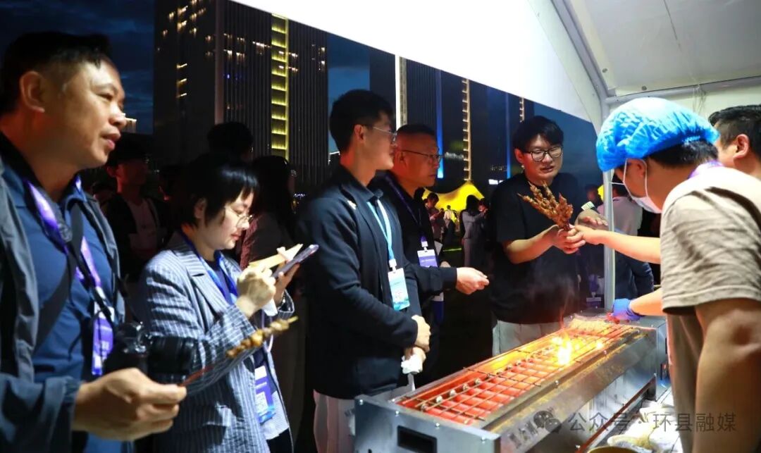 近年来,环县以科技赋能羊产业,构建起“育种—扩繁—育肥—屠宰加工—销售”的全产业链闭环。通过与崖州湾国家实验室等科研机构合作,采用“三级二元”杂交技术,将本地母羊后代产肉能力提升10%以上。全县羊只饲养量达380万只,养羊农户人均来自羊产业的收入突破9500元。