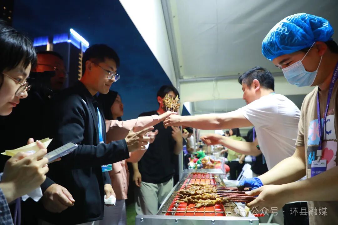环县羊羔肉产业集团公司董事长沈涛介绍,这份火爆的背后,是环县人对食材品质的极致追求。此次亮相莫干山的羊肉串,食材选用生长期6到8个月的优质羔羊,腌制好的肉串均从当地冷链直运,保证肉质鲜美,口感极佳。“看到大家排着长队也要等,我们特别感动。这是环县羊肉品牌走向世界的信心。”