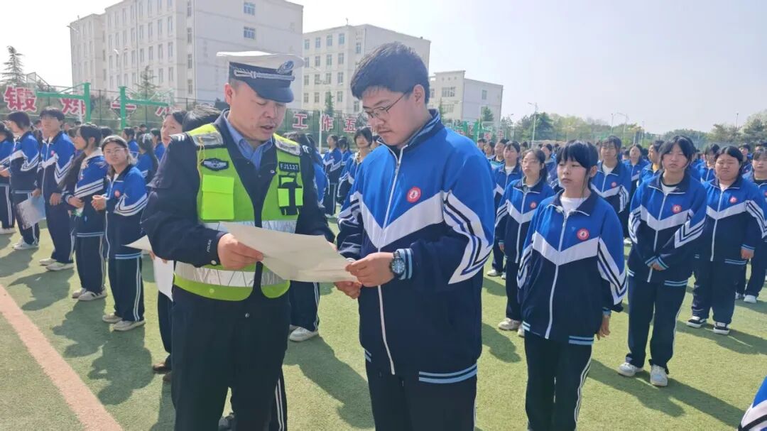 为从源头上防范涉校道路交通事故,西峰分局董志派出所深入西峰职业中等专业学校开展交通安全专题教育活动。民警紧扣学生日常出行特点,聚焦步行、骑行、乘车三大场景,用通俗易懂的语言解读相关交通法规,并结合典型事故案例分析闯红灯、逆向行驶、并排骑行嬉闹等违法行为的安全危害,警示学生时刻绷紧交通安全弦。同时倡导学生当好家庭“安全宣传员”,通过“小手拉大手”带动家长自觉抵制酒驾、疲劳驾驶等交通陋习,共同营造知法守法、文明出行的良好氛围。