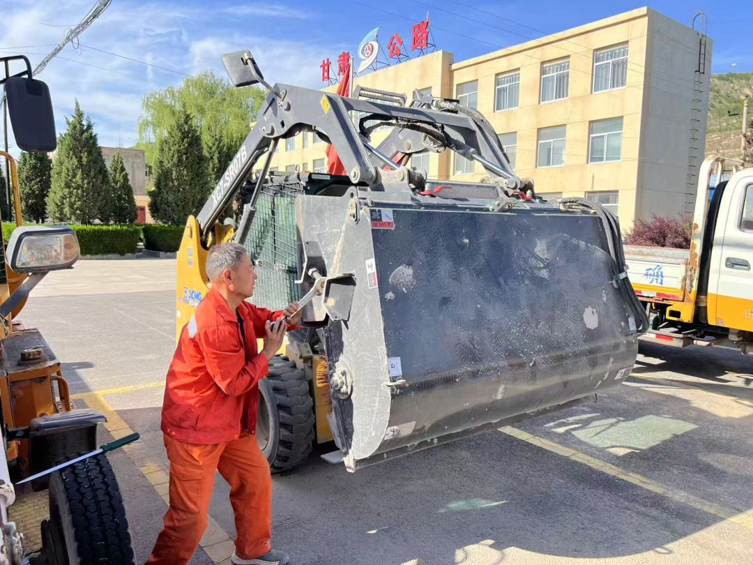 環(huán)縣公路段職工用心做好機械設(shè)備日常維保工作