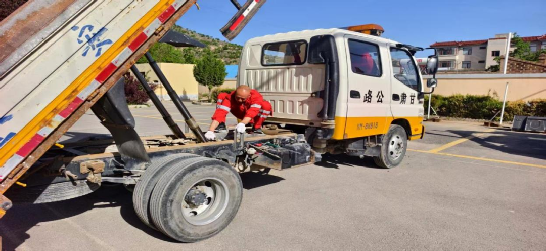 環(huán)縣公路段職工用心做好機械設(shè)備日常維保工作