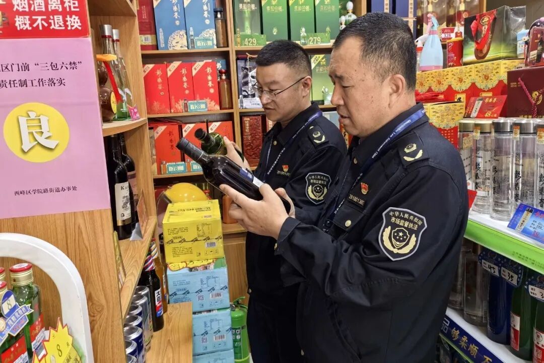 石油路市場監(jiān)管所開展酒類市場專項檢查