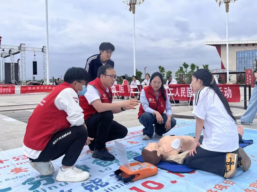 庆阳市直卫健系统开展公益义诊及健康科普知识宣讲活动