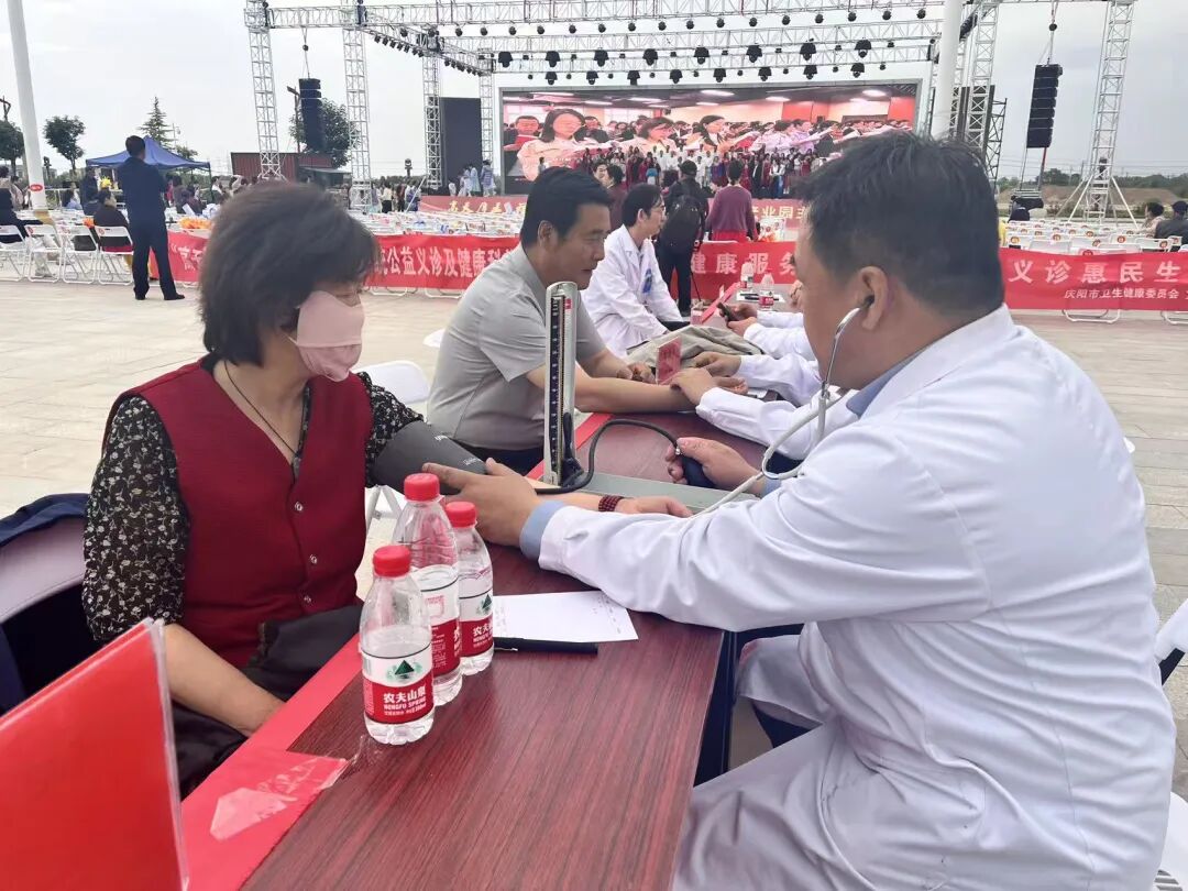 庆阳市直卫健系统开展公益义诊及健康科普知识宣讲活动