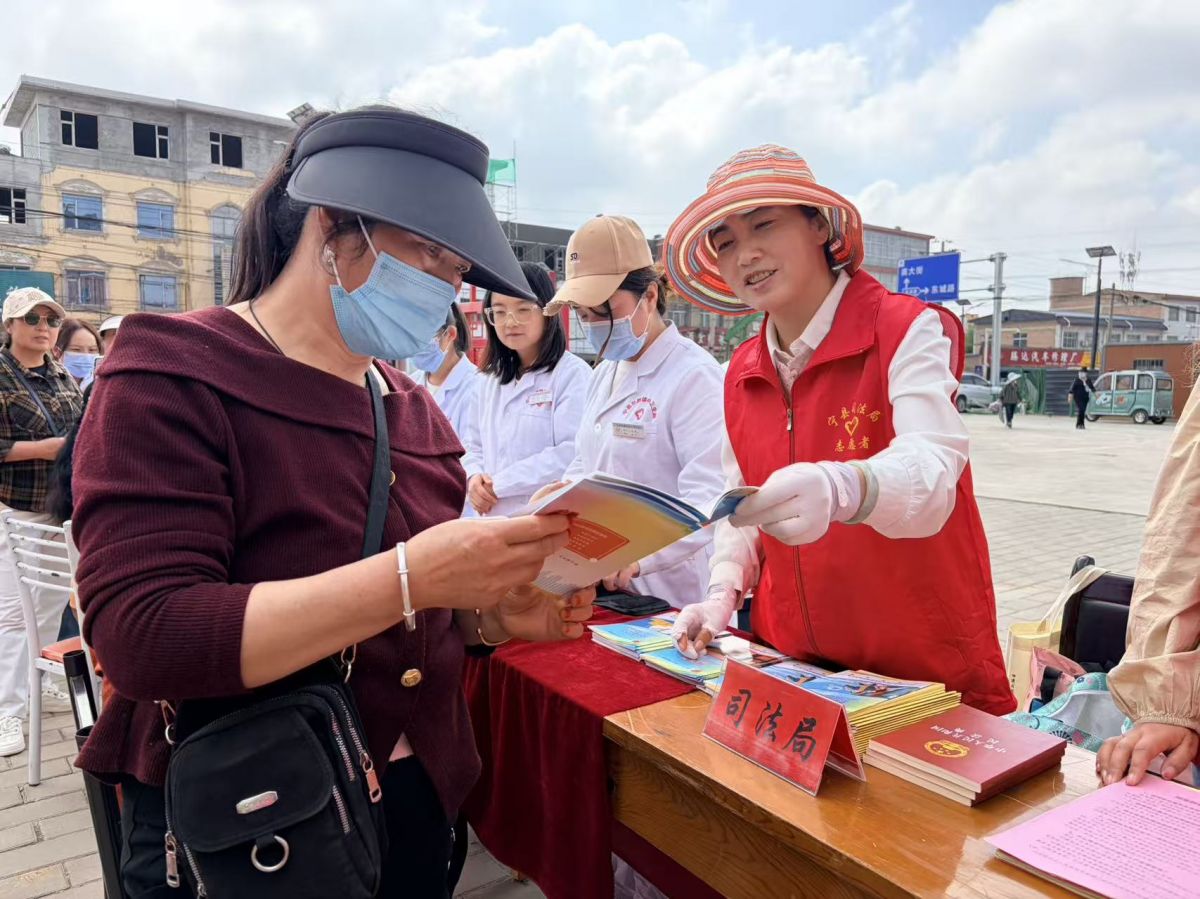 為深入推進&ldquo;美好生活&bull;民法典相伴&rdquo;主題宣傳月活動，切實提升全縣群眾法治素養(yǎng)，推動民法典走進群眾、貼近民生，近日，寧縣司法局依托全縣&ldquo;文明集市+文明舞臺&rdquo;新時代文明實踐趕大集活動平臺，拓寬宣傳陣地，精準開展民法典普法宣傳活動。
 
活動現(xiàn)場，司法局普法工作人員、志愿者在文明集市設立專項咨詢服務臺，通過懸掛宣傳橫幅、發(fā)放普法手冊、現(xiàn)場答疑解惑等形式，聚焦群眾關心的婚姻家庭、鄰里糾紛、贍養(yǎng)繼承、土地流轉(zhuǎn)、反詐維權等民生法律問題，用接地氣的語言以案釋法，面對面講解民法典核心條文，為群眾提供免費法律咨詢、維權指引等便民法律服務，切實解決群眾日常法律難題。
 
同時，借力文明舞臺文藝展演，將民法典知識、法治理念與文藝表演深度融合，以群眾喜聞樂見的文藝形式傳遞法治精神，讓群眾在逛集市、賞節(jié)目的輕松氛圍中學習法律知識、感受法治文化，實現(xiàn)普法宣傳與文明實踐同頻共振。
此次活動，將法治宣傳與新時代文明實踐有機結(jié)合，進一步提升了基層群眾法治素養(yǎng)與依法維權意識。下一步，寧縣司法局將持續(xù)依托新時代文明實踐陣地，不斷創(chuàng)新普法形式、豐富宣傳內(nèi)容，常態(tài)化開展精準化、便民化普法活動，持續(xù)推動民法典宣傳走深走實，為建設法治寧縣、平安寧縣提供堅實法治保障。

