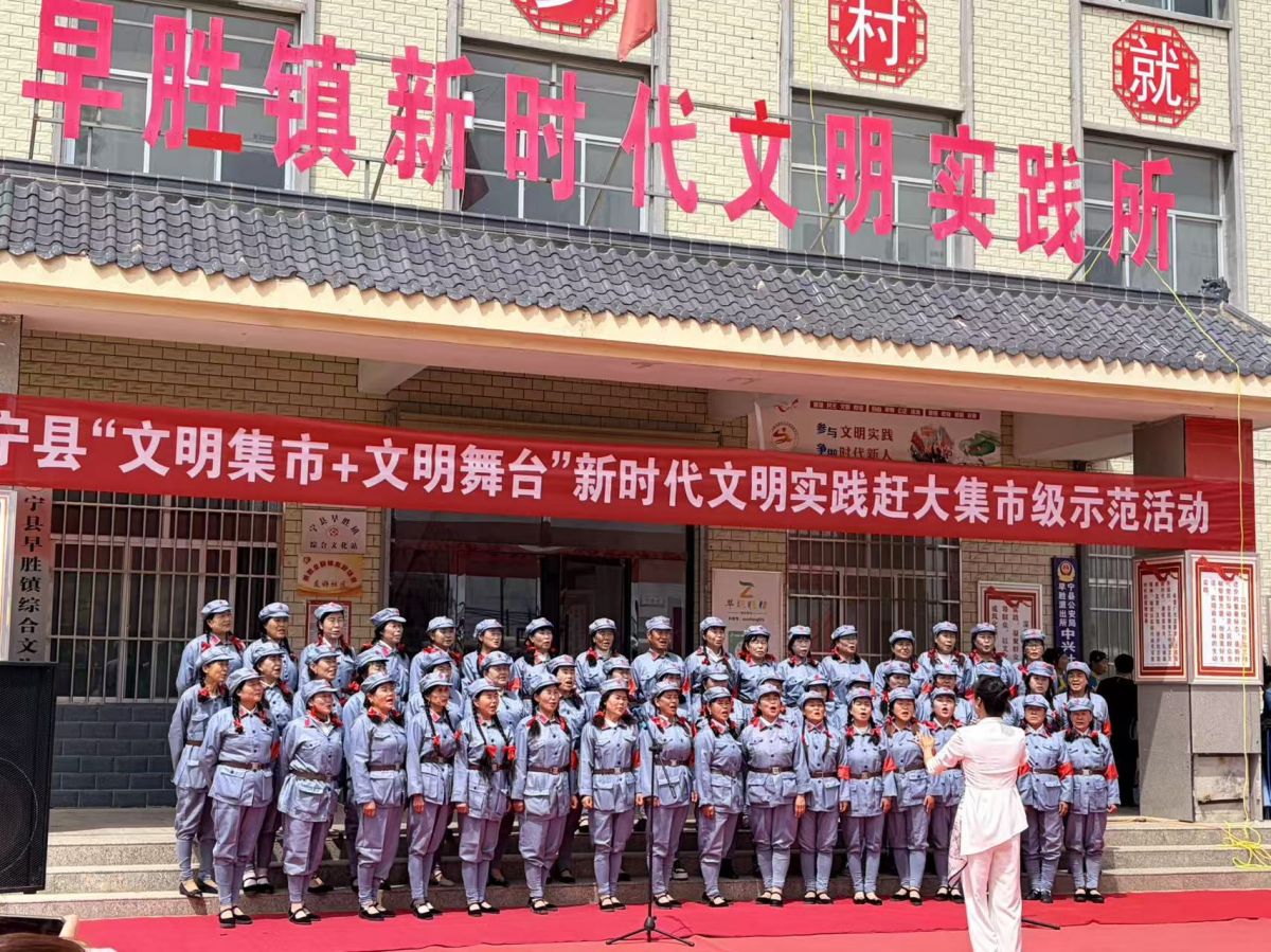 為深入推進&ldquo;美好生活&bull;民法典相伴&rdquo;主題宣傳月活動，切實提升全縣群眾法治素養(yǎng)，推動民法典走進群眾、貼近民生，近日，寧縣司法局依托全縣&ldquo;文明集市+文明舞臺&rdquo;新時代文明實踐趕大集活動平臺，拓寬宣傳陣地，精準開展民法典普法宣傳活動。
 
活動現(xiàn)場，司法局普法工作人員、志愿者在文明集市設立專項咨詢服務臺，通過懸掛宣傳橫幅、發(fā)放普法手冊、現(xiàn)場答疑解惑等形式，聚焦群眾關心的婚姻家庭、鄰里糾紛、贍養(yǎng)繼承、土地流轉(zhuǎn)、反詐維權等民生法律問題，用接地氣的語言以案釋法，面對面講解民法典核心條文，為群眾提供免費法律咨詢、維權指引等便民法律服務，切實解決群眾日常法律難題。
 
同時，借力文明舞臺文藝展演，將民法典知識、法治理念與文藝表演深度融合，以群眾喜聞樂見的文藝形式傳遞法治精神，讓群眾在逛集市、賞節(jié)目的輕松氛圍中學習法律知識、感受法治文化，實現(xiàn)普法宣傳與文明實踐同頻共振。
此次活動，將法治宣傳與新時代文明實踐有機結(jié)合，進一步提升了基層群眾法治素養(yǎng)與依法維權意識。下一步，寧縣司法局將持續(xù)依托新時代文明實踐陣地，不斷創(chuàng)新普法形式、豐富宣傳內(nèi)容，常態(tài)化開展精準化、便民化普法活動，持續(xù)推動民法典宣傳走深走實，為建設法治寧縣、平安寧縣提供堅實法治保障。

