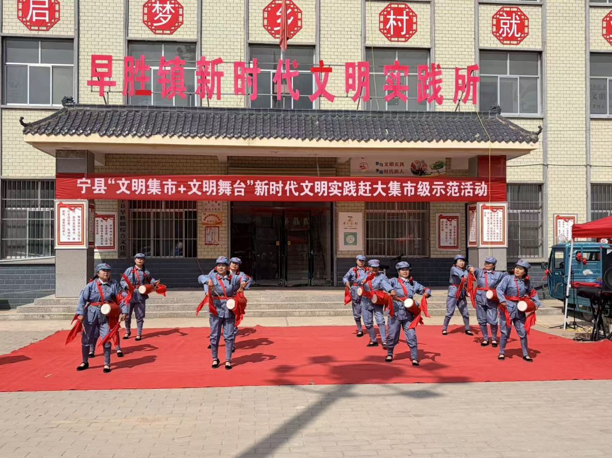 為深入推進&ldquo;美好生活&bull;民法典相伴&rdquo;主題宣傳月活動，切實提升全縣群眾法治素養(yǎng)，推動民法典走進群眾、貼近民生，近日，寧縣司法局依托全縣&ldquo;文明集市+文明舞臺&rdquo;新時代文明實踐趕大集活動平臺，拓寬宣傳陣地，精準開展民法典普法宣傳活動。
 
活動現(xiàn)場，司法局普法工作人員、志愿者在文明集市設立專項咨詢服務臺，通過懸掛宣傳橫幅、發(fā)放普法手冊、現(xiàn)場答疑解惑等形式，聚焦群眾關心的婚姻家庭、鄰里糾紛、贍養(yǎng)繼承、土地流轉(zhuǎn)、反詐維權等民生法律問題，用接地氣的語言以案釋法，面對面講解民法典核心條文，為群眾提供免費法律咨詢、維權指引等便民法律服務，切實解決群眾日常法律難題。
 
同時，借力文明舞臺文藝展演，將民法典知識、法治理念與文藝表演深度融合，以群眾喜聞樂見的文藝形式傳遞法治精神，讓群眾在逛集市、賞節(jié)目的輕松氛圍中學習法律知識、感受法治文化，實現(xiàn)普法宣傳與文明實踐同頻共振。
此次活動，將法治宣傳與新時代文明實踐有機結(jié)合，進一步提升了基層群眾法治素養(yǎng)與依法維權意識。下一步，寧縣司法局將持續(xù)依托新時代文明實踐陣地，不斷創(chuàng)新普法形式、豐富宣傳內(nèi)容，常態(tài)化開展精準化、便民化普法活動，持續(xù)推動民法典宣傳走深走實，為建設法治寧縣、平安寧縣提供堅實法治保障。

