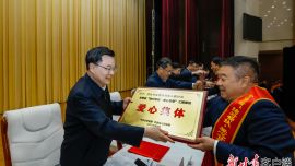 胡昌升在全省“結(jié)對幫扶·愛心甘肅”工程建設(shè)推進(jìn)會暨表彰大會上強(qiáng)調(diào) 以行動傳遞溫暖用愛心點亮希望 讓德行善舉在隴原大地蔚然成風(fēng) 任振鶴主持 莊國泰石謀軍出席