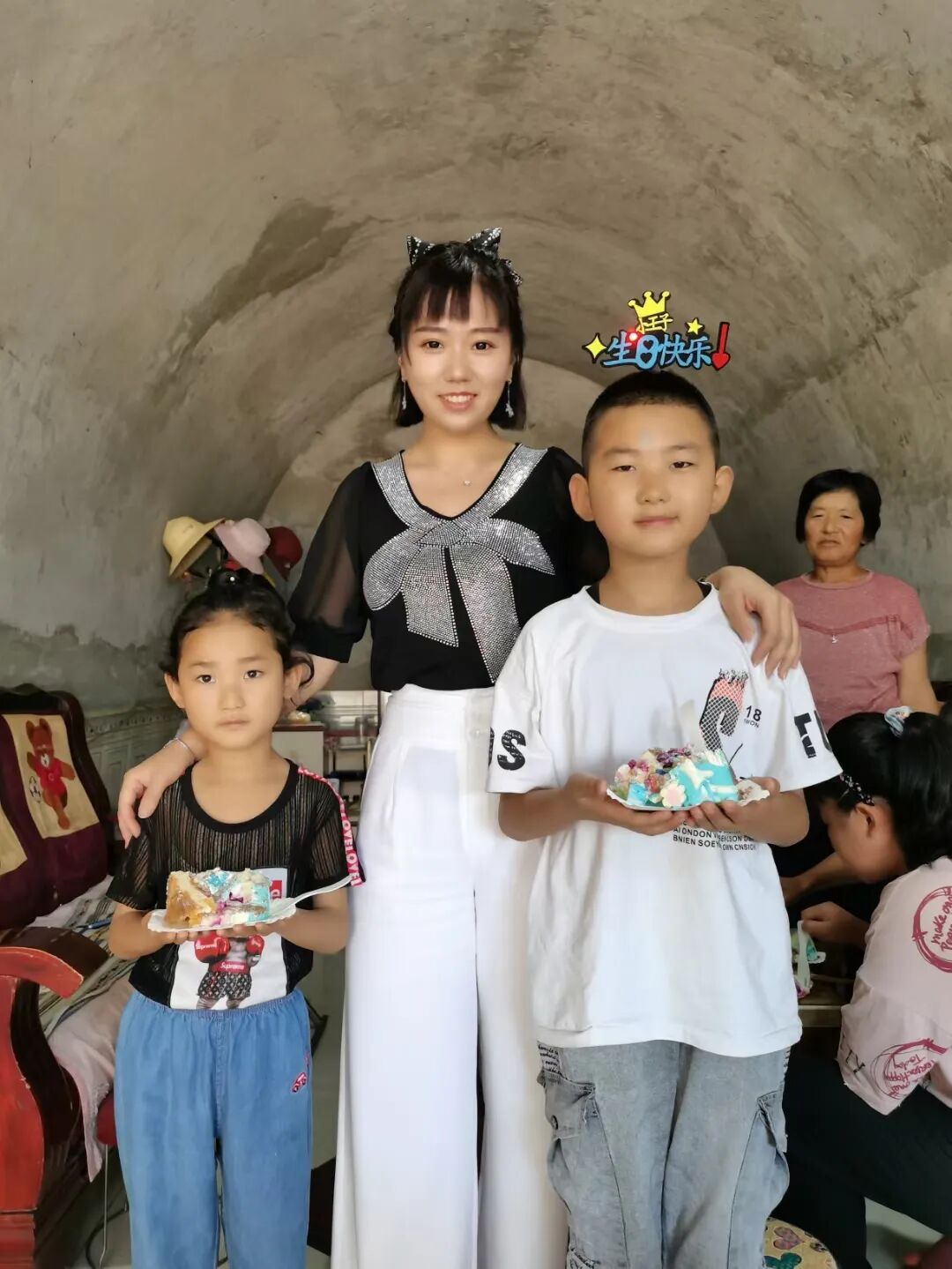 (图为:王铎霖给孩子一起过生日,并送来了新衣服)