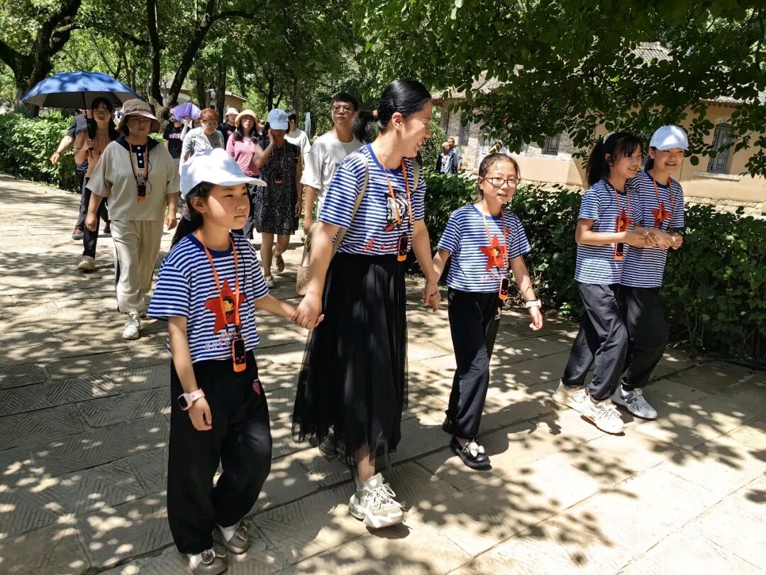(图为:王铎霖带领孩子们到延安开展红色研学)