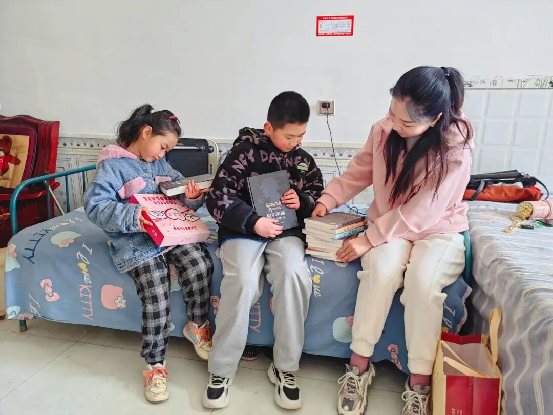 (图为:给王浩文和王娅婕送学习用品)