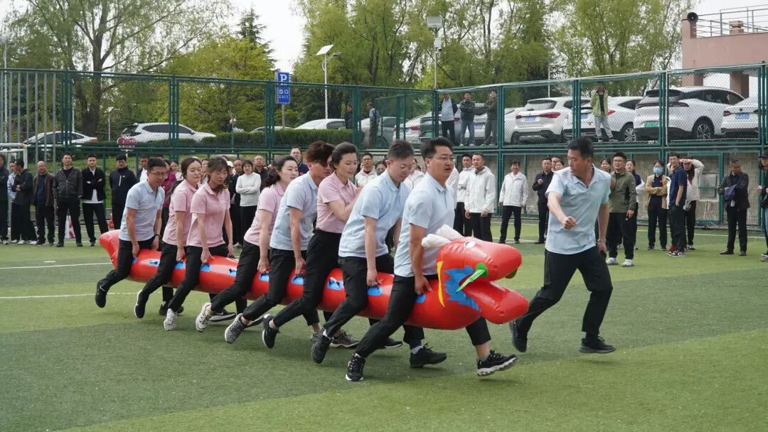 中國夢(mèng)&middot;勞動(dòng)美&ldquo;慶五一&rdquo;社區(qū)運(yùn)動(dòng)會(huì)暨市直衛(wèi)生健康系統(tǒng)第六屆職工運(yùn)動(dòng)會(huì)旱地龍舟比賽。 慶陽融媒記者 邊凱 攝