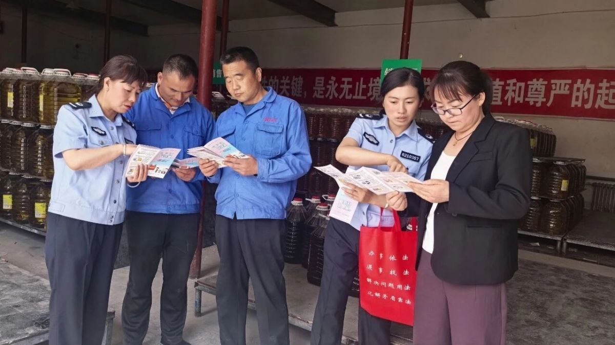 西峰区：普法员化身&ldquo;法治大厨&rdquo;民法典&ldquo;烹&rdquo;出生活味儿