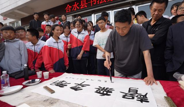 合水县书法家协会开展&ldquo;书法公益活动进校园&rdquo;交流活动
