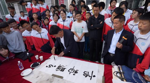 合水县书法家协会开展&ldquo;书法公益活动进校园&rdquo;交流活动