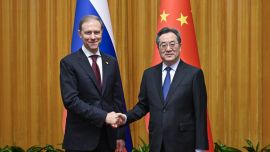 丁薛祥会见俄罗斯第一副总理曼图罗夫