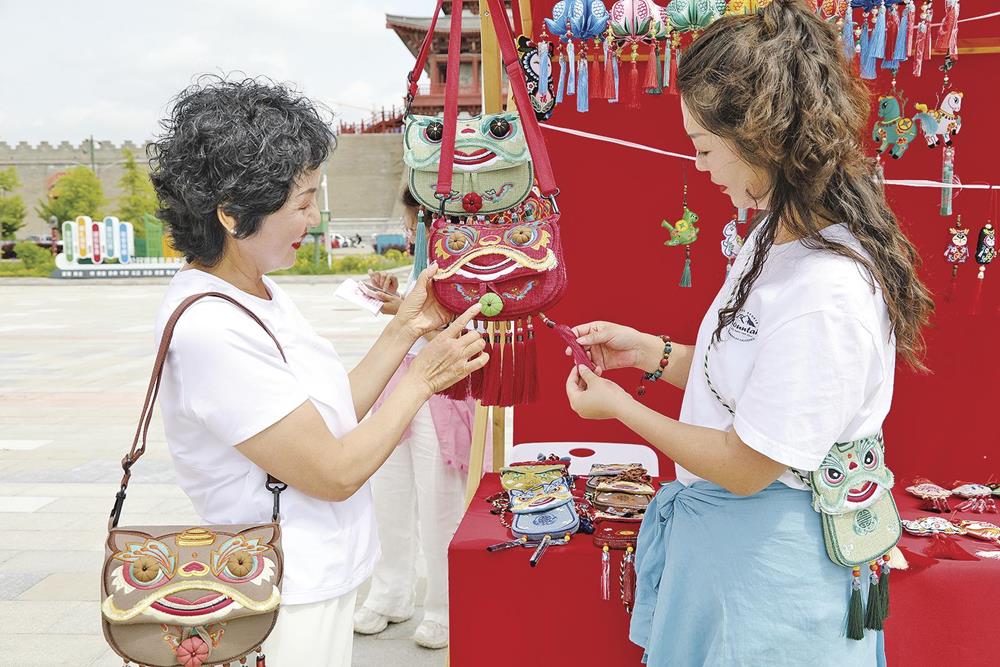 游客观赏庆阳香包