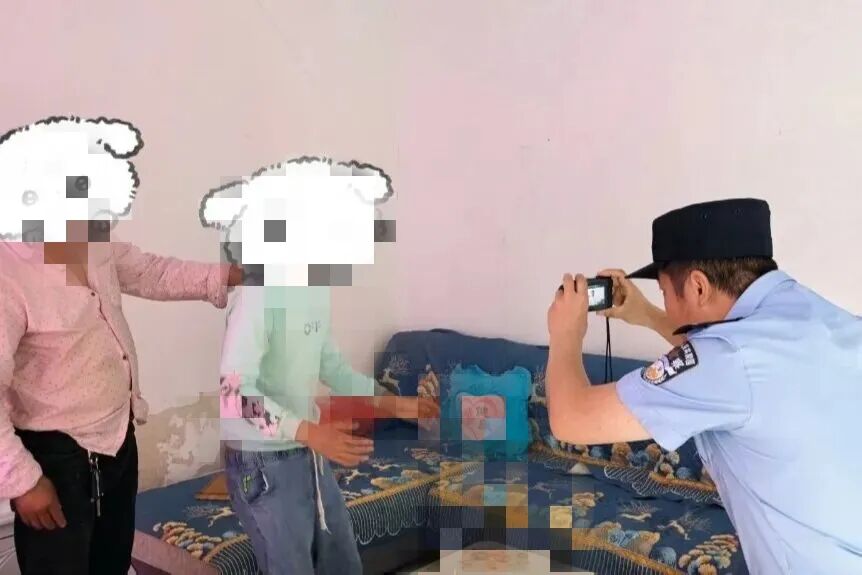 办证现场,民警边拉家常边疏导,小心整理衣领、调整坐姿、反复调试光线与角度,经过多次尝试,最终成功采集到合格的人像信息,高效办结所有手续。家属连连道谢:“没想到民警直接上门解决了我们的大难题!”