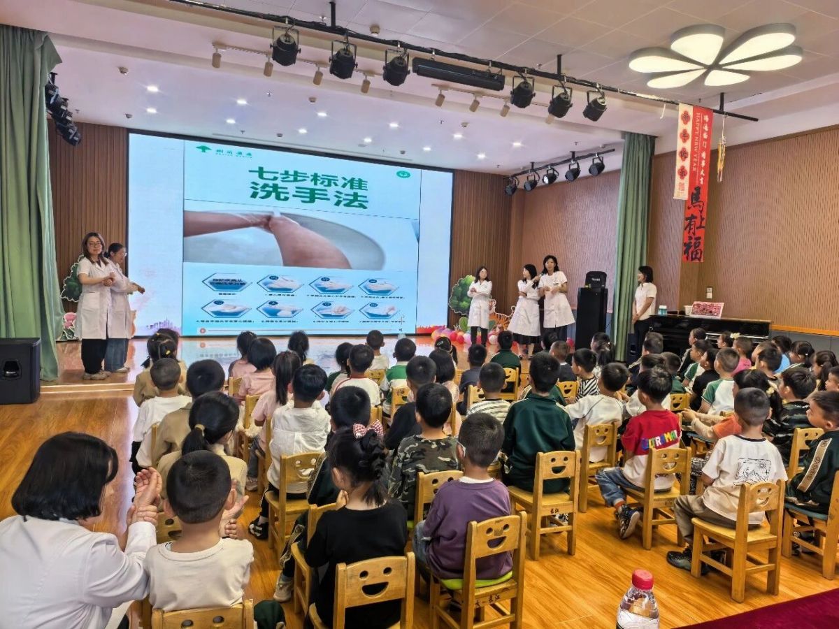 慶陽(yáng)市政協(xié)民盟界委員工作室開(kāi)展&ldquo;小手牽大手?健康伴成長(zhǎng)&rdquo;健康科普進(jìn)校園社會(huì)服務(wù)活動(dòng)