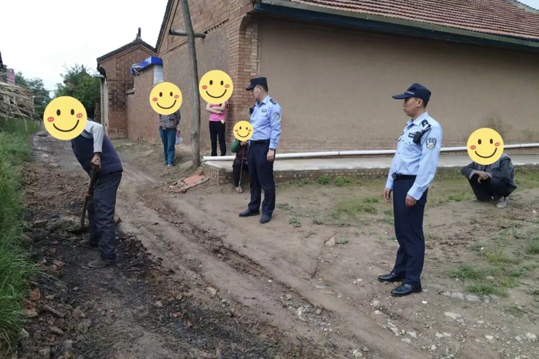 九峴派出所民警調(diào)解現(xiàn)場