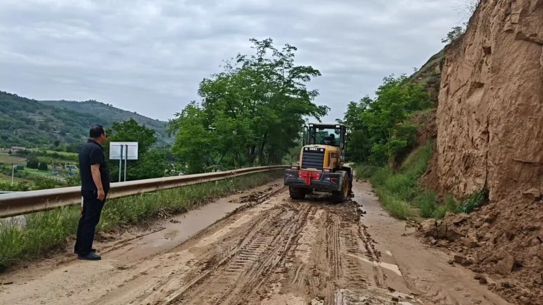 鎮(zhèn)原：雨后搶修排險 全力保障道路暢通