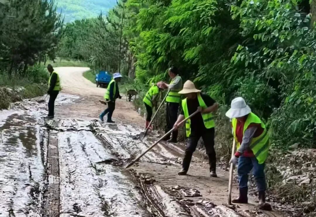 鎮(zhèn)原：雨后搶修排險 全力保障道路暢通