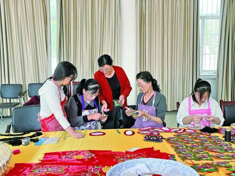 白彩霞在指导绣娘制作香包 陈龙 摄
