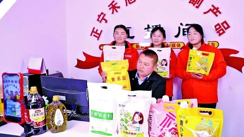 正宁县山河镇新时代文明实践站志愿者在禾旭农副产品销售有限公司直播带货。