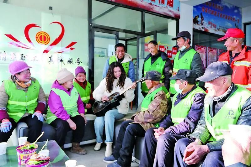 正宁县总工会组织志愿者为环卫工人送温暖。