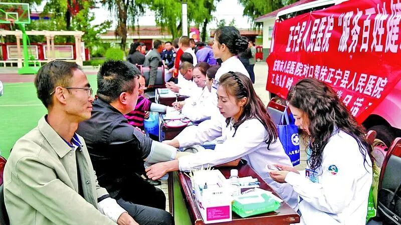 正宁县开展新时代文明实践赶大集活动。