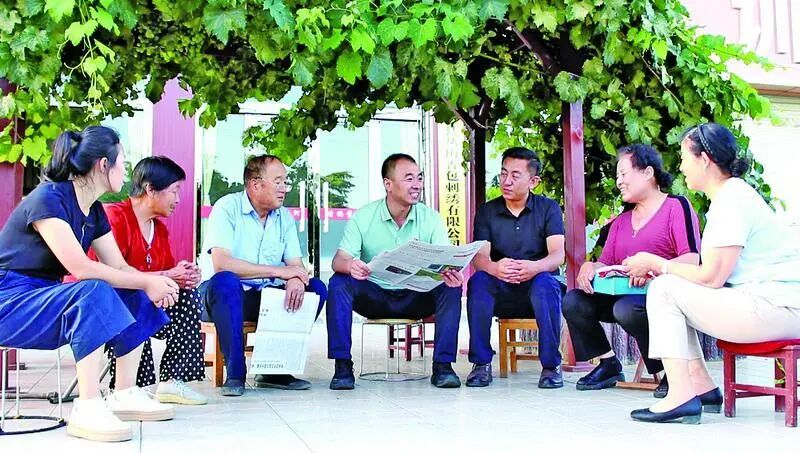 正宁县山河镇新时代文明实践站志愿者为群众宣讲党的二十届四中全会精神。