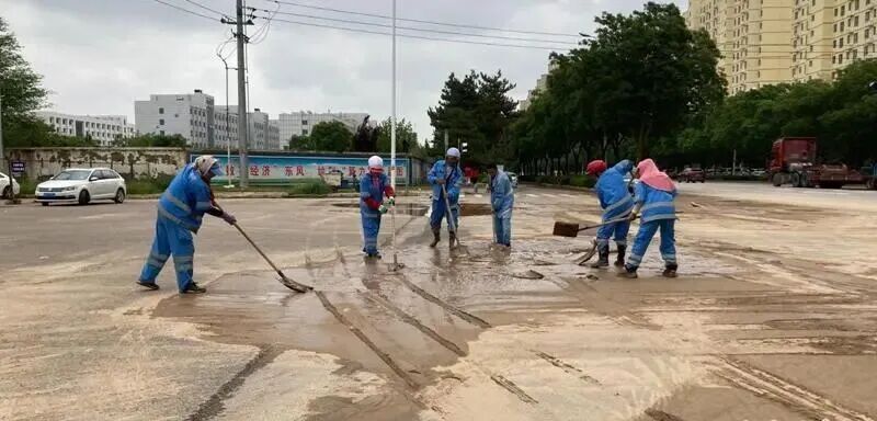西峰区环卫局:雨后道路清淤除污保畅通