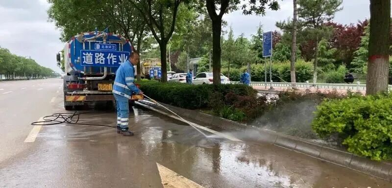 西峰区环卫局:雨后道路清淤除污保畅通