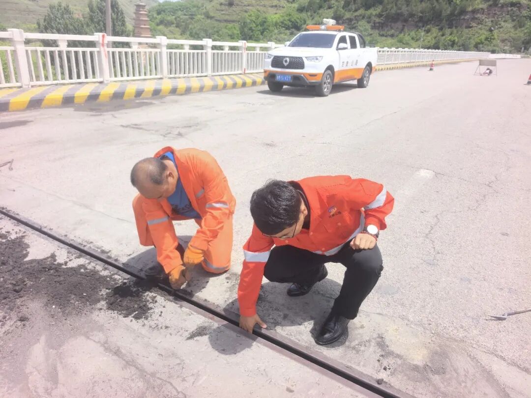 正宁公路段高效完成政平大桥伸缩缝止水带维修更换