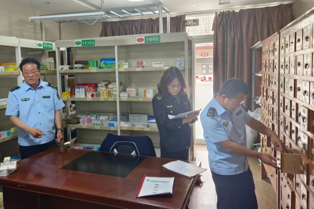 解放路市場監(jiān)管所開展診所及民營醫(yī)療機(jī)構(gòu)專項(xiàng)檢查