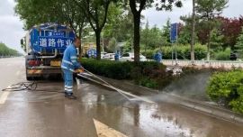 西峰區(qū)環(huán)衛(wèi)局：雨后道路清淤除污保暢通