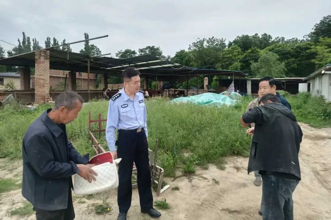 2026年5月24日,和盛派出所接到一起紧急求助报警。当事人邱某焦急地称,自己在和盛村一农户家中购买耕牛时,不慎将装有数万元买牛款的手提包遗失。这笔钱是他一年的辛苦积蓄,一旦丢失,损失将无法承受。接报后,和盛派出所迅速组织精干警力赶赴现场。