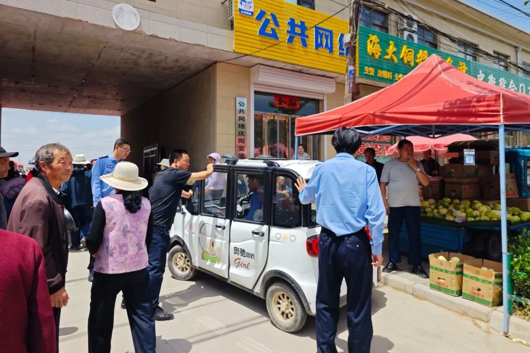 2026年5月26日,瓦斜派出所民警在常态化巡逻防控工作中,发现一名群众面色苍白、驾驶行为明显异常,疑似突发身体不适。民警立即上前查看情况,第一时间将车辆引导至安全区域,迅速联系医疗急救并对该群众进行初步安抚与照料,成功避免了因突发疾病可能导致的交通事故。
