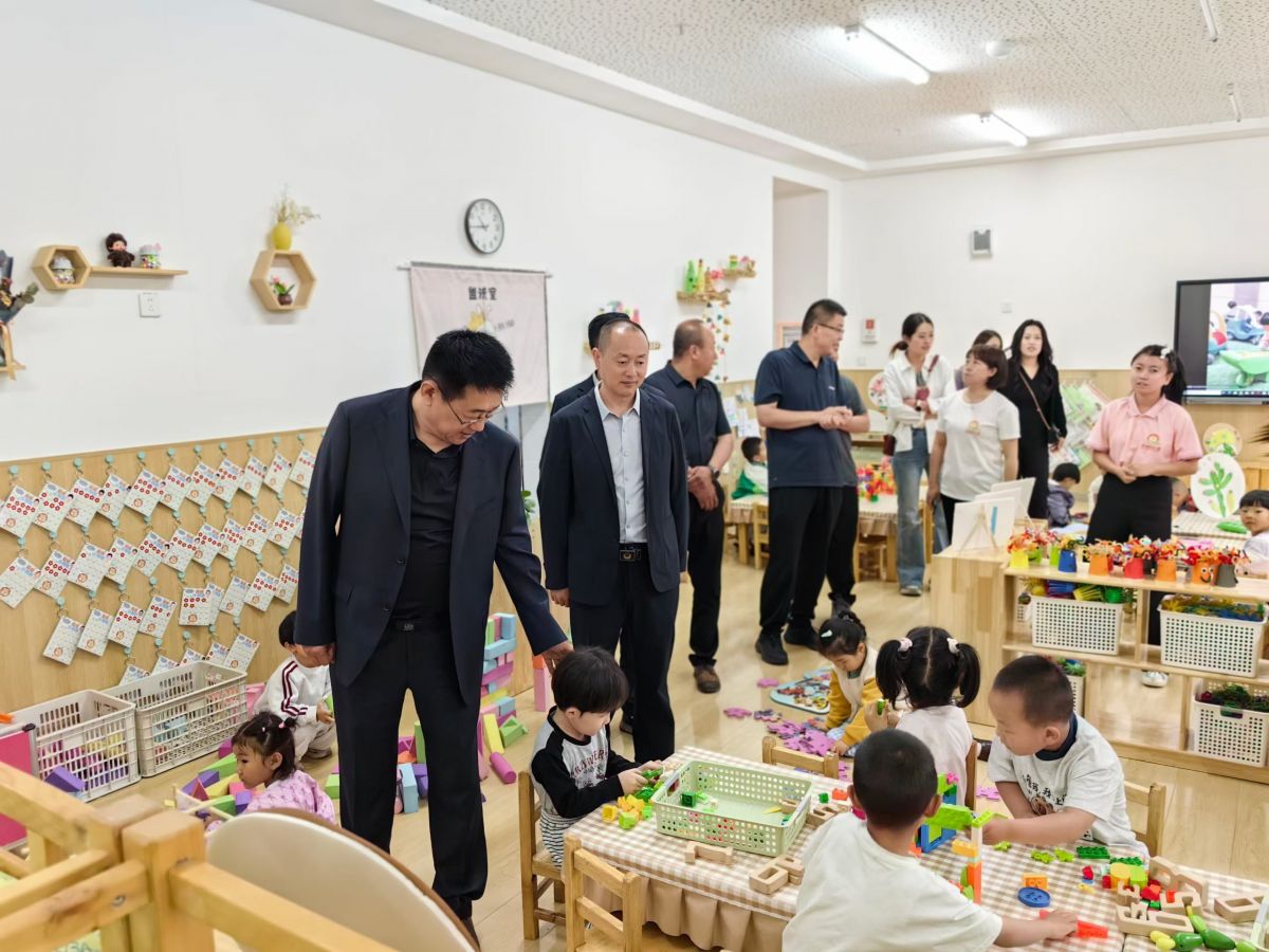 庆城:新商贤联谊会携手河南爱心企业为庆城幼儿园捐建“未来教室”一间