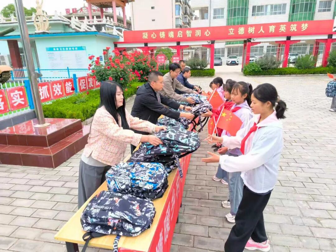 市民宗委組織開展&ldquo;情暖鄉(xiāng)村學子 鑄牢民族同心&rdquo;青少年研學活動