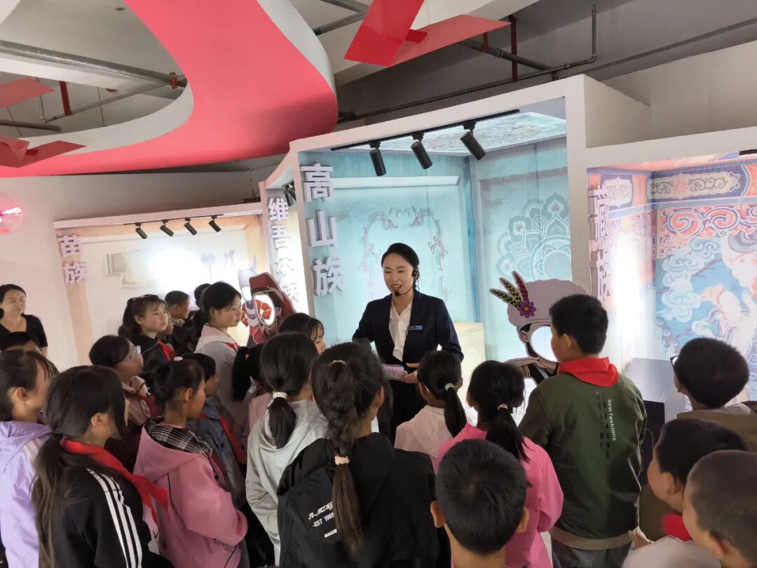市民宗委組織開展&ldquo;情暖鄉(xiāng)村學子 鑄牢民族同心&rdquo;青少年研學活動