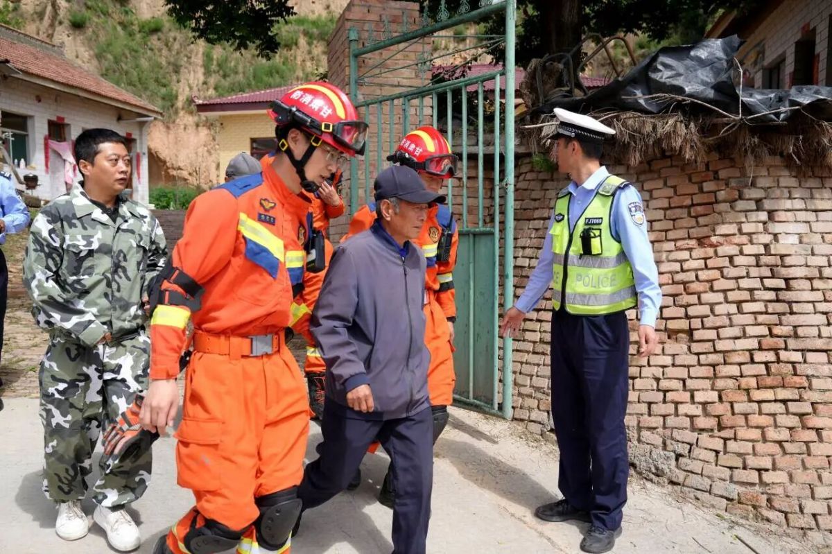 庆阳市合水县市县镇三级联合地质灾害避险演练在老城镇举行