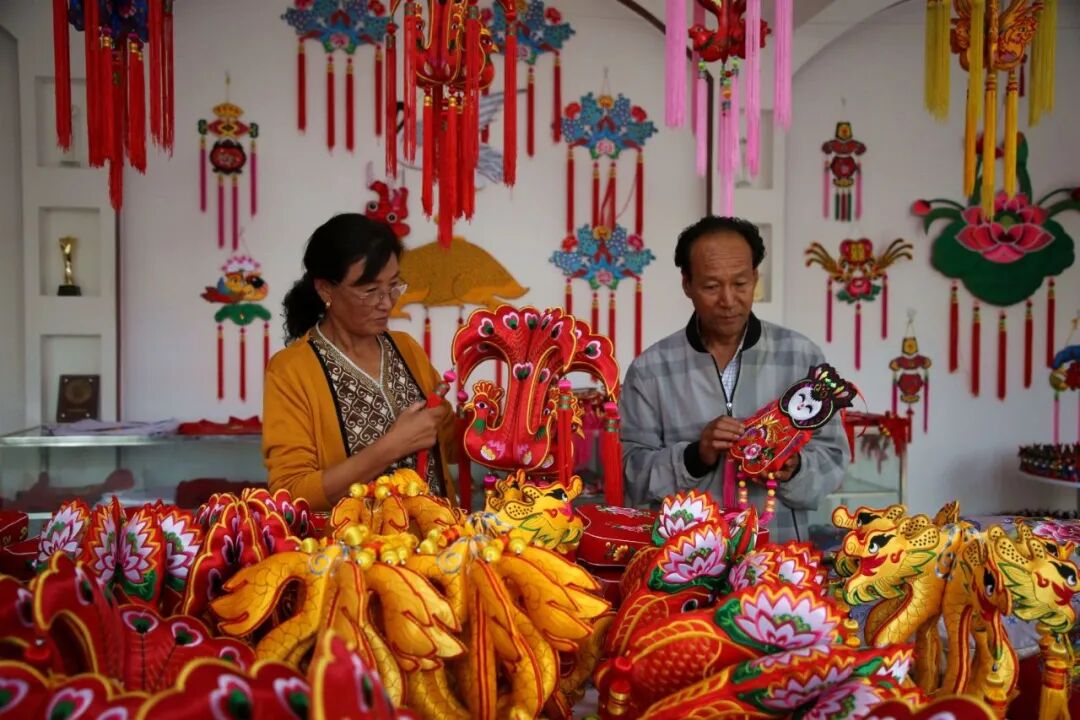 白彩霞制作的参展民俗文化产品(资料图)