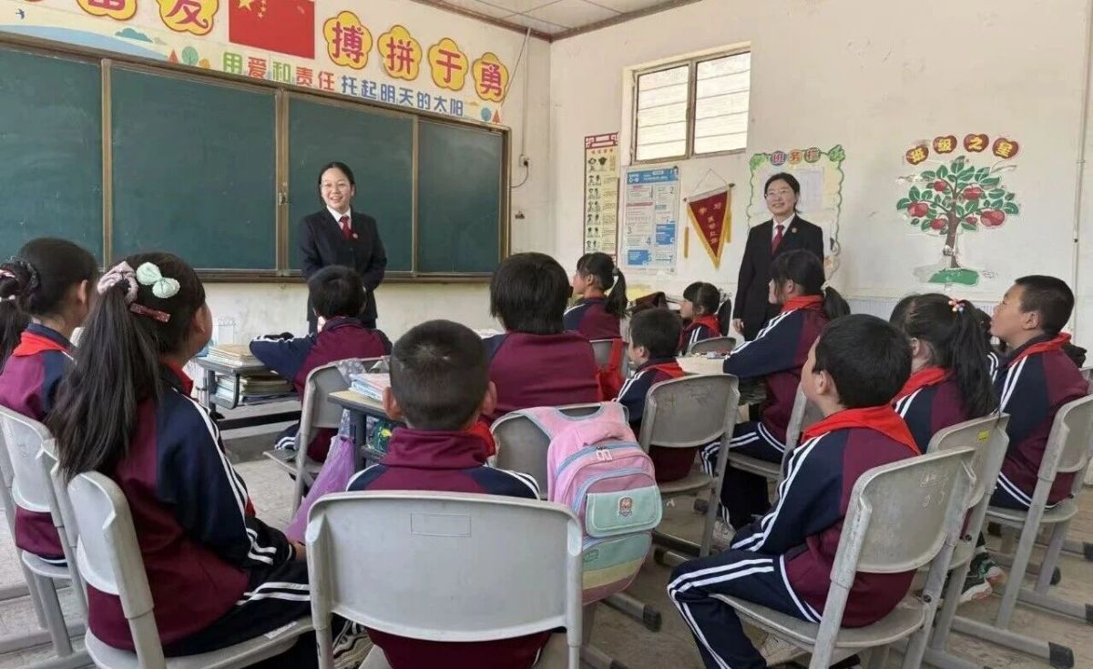 慶陽(yáng)中院黨員干警走進(jìn)楊胡套子小學(xué)開展&ldquo;六一&rdquo;暖心慰問(wèn)暨法治宣講活動(dòng)